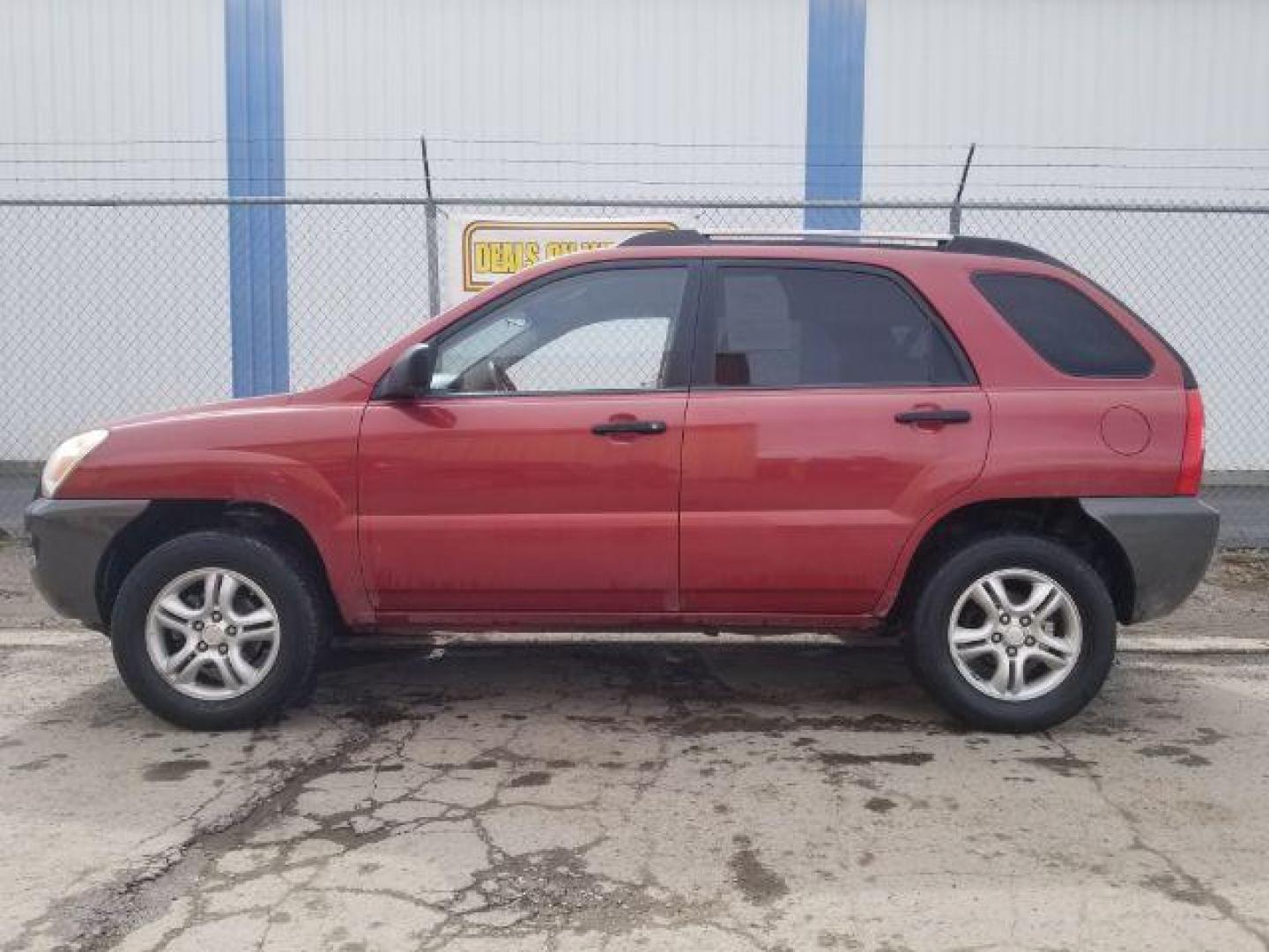 2006 Kia Sportage LX 2WD (KNDJF724267) with an 2.0L L4 DOHC 16V engine, located at 601 E. Idaho St., Kalispell, MT, 59901, 0.000000, 0.000000 - Photo#6