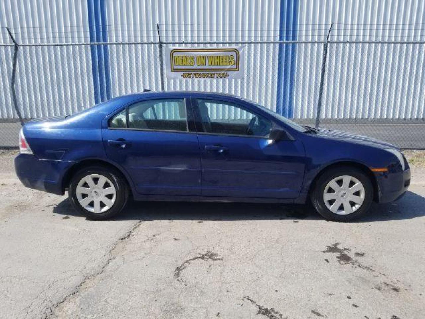 2007 Ford Fusion S (3FAHP06Z97R) with an 2.3L L4 DOHC 16V engine, located at 601 E. Idaho St., Kalispell, MT, 59901, 0.000000, 0.000000 - Photo#5