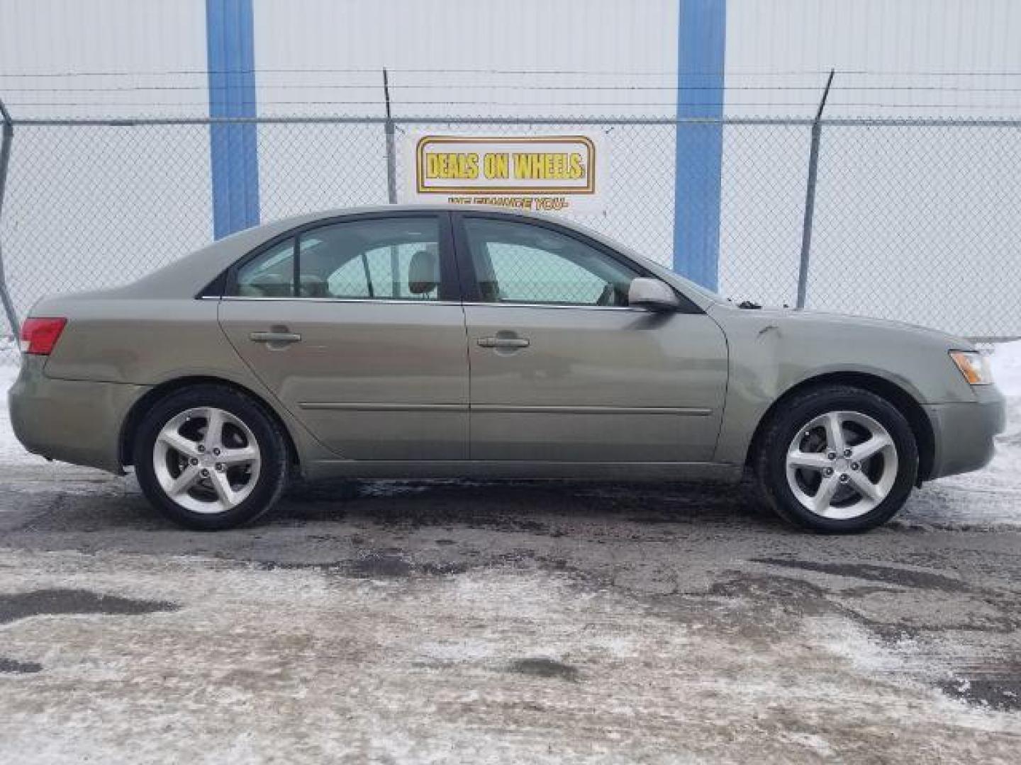 2007 Hyundai Sonata SE XM (5NPEU46F07H) with an 3.3L V6 DOHC 24V engine, 5-Speed Automatic transmission, located at 1821 N Montana Ave., Helena, MT, 59601, (406) 422-1031, 0.000000, 0.000000 - Photo#3