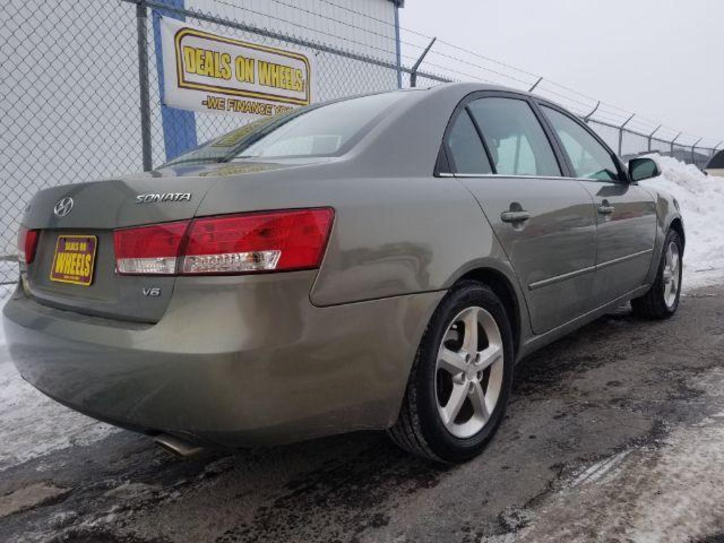 2007 Hyundai Sonata SE XM (5NPEU46F07H) with an 3.3L V6 DOHC 24V engine, 5-Speed Automatic transmission, located at 1821 N Montana Ave., Helena, MT, 59601, (406) 422-1031, 0.000000, 0.000000 - Photo#4