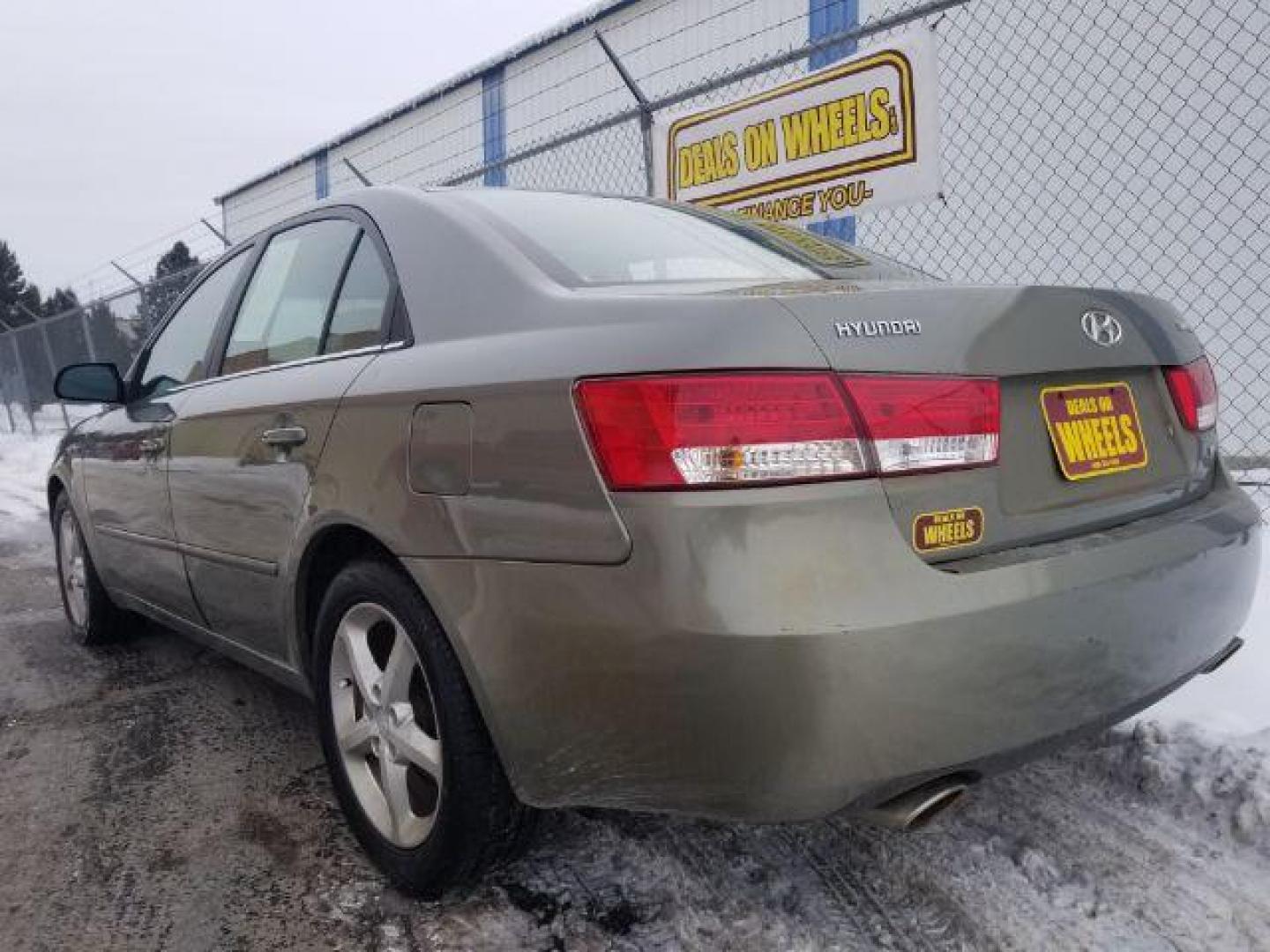 2007 Hyundai Sonata SE XM (5NPEU46F07H) with an 3.3L V6 DOHC 24V engine, 5-Speed Automatic transmission, located at 1821 N Montana Ave., Helena, MT, 59601, (406) 422-1031, 0.000000, 0.000000 - Photo#5