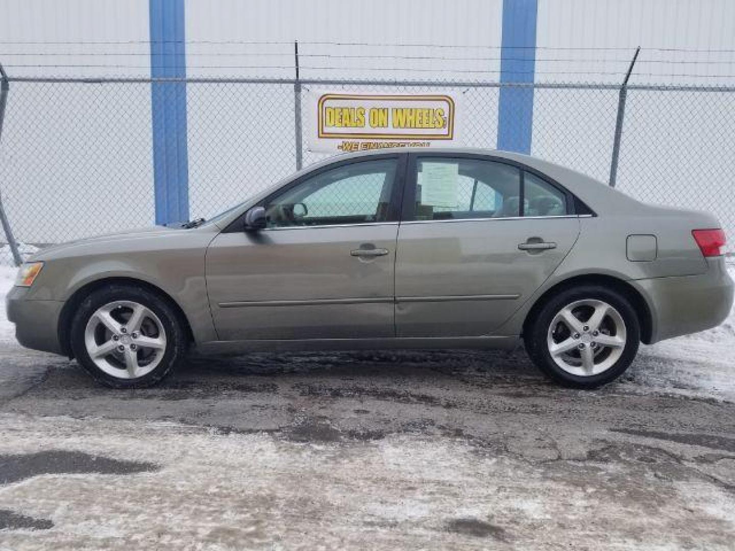 2007 Hyundai Sonata SE XM (5NPEU46F07H) with an 3.3L V6 DOHC 24V engine, 5-Speed Automatic transmission, located at 1821 N Montana Ave., Helena, MT, 59601, (406) 422-1031, 0.000000, 0.000000 - Photo#6