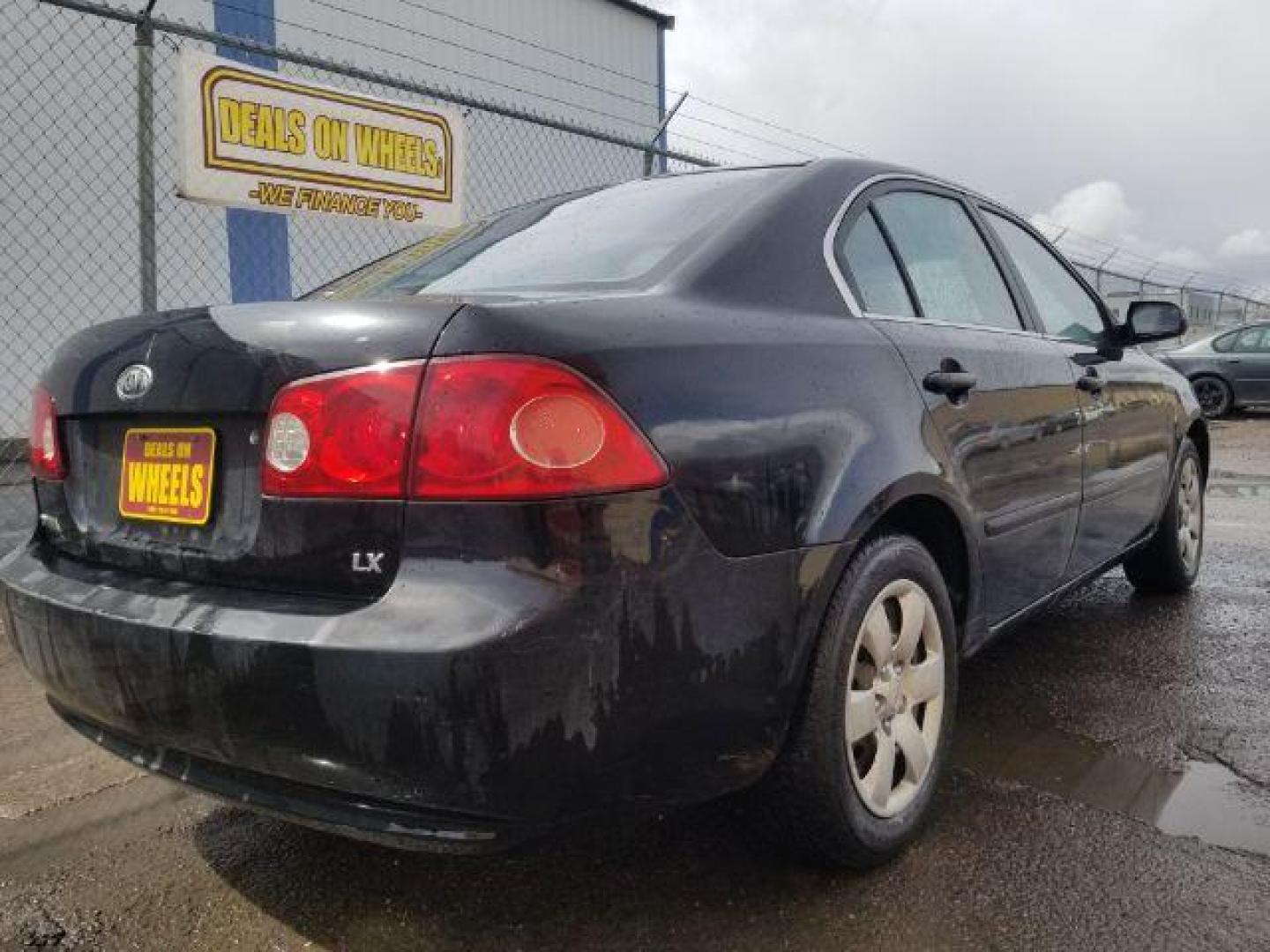 2007 Kia Optima LX (KNAGE123X75) with an 2.4L L4 DOHC 16V engine, 4-Speed Automatic transmission, located at 601 E. Idaho St., Kalispell, MT, 59901, 0.000000, 0.000000 - Photo#4