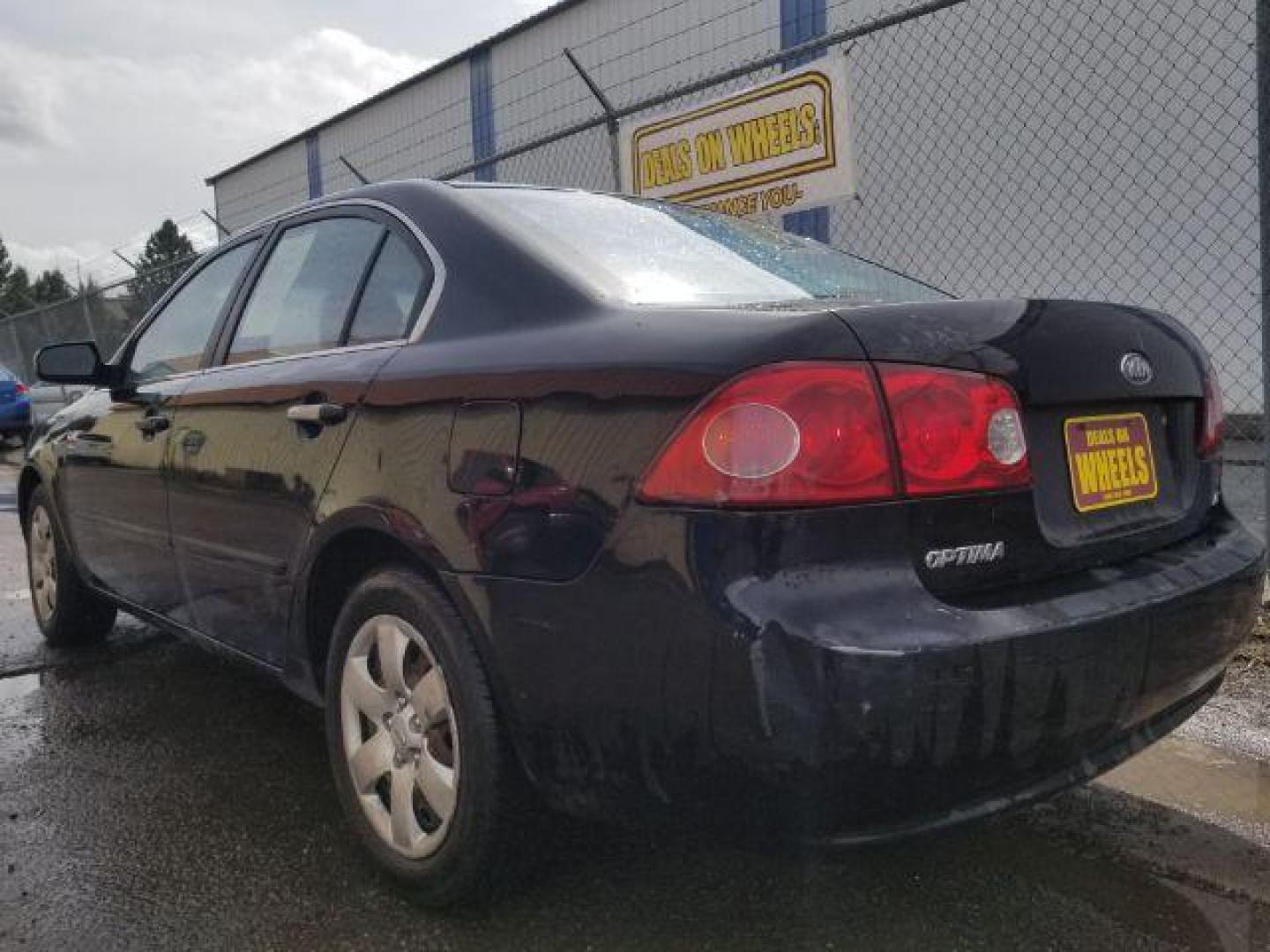 2007 Kia Optima LX (KNAGE123X75) with an 2.4L L4 DOHC 16V engine, 4-Speed Automatic transmission, located at 601 E. Idaho St., Kalispell, MT, 59901, 0.000000, 0.000000 - Photo#5