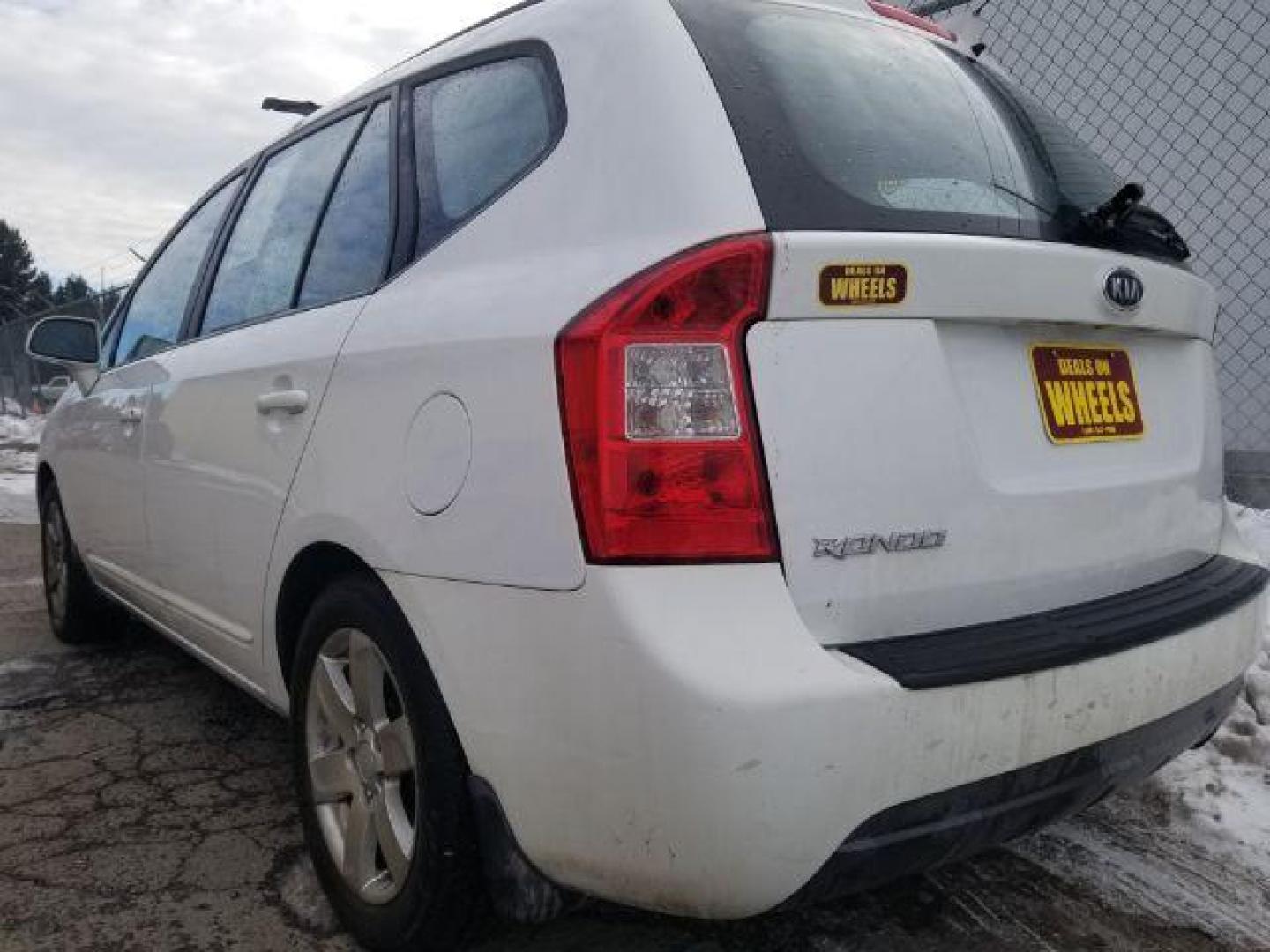 2007 Kia Rondo LX (KNAFG525177) with an 2.4L L4 DOHC 16V engine, 4-Speed Automatic transmission, located at 1800 West Broadway, Missoula, 59808, (406) 543-1986, 46.881348, -114.023628 - Photo#5