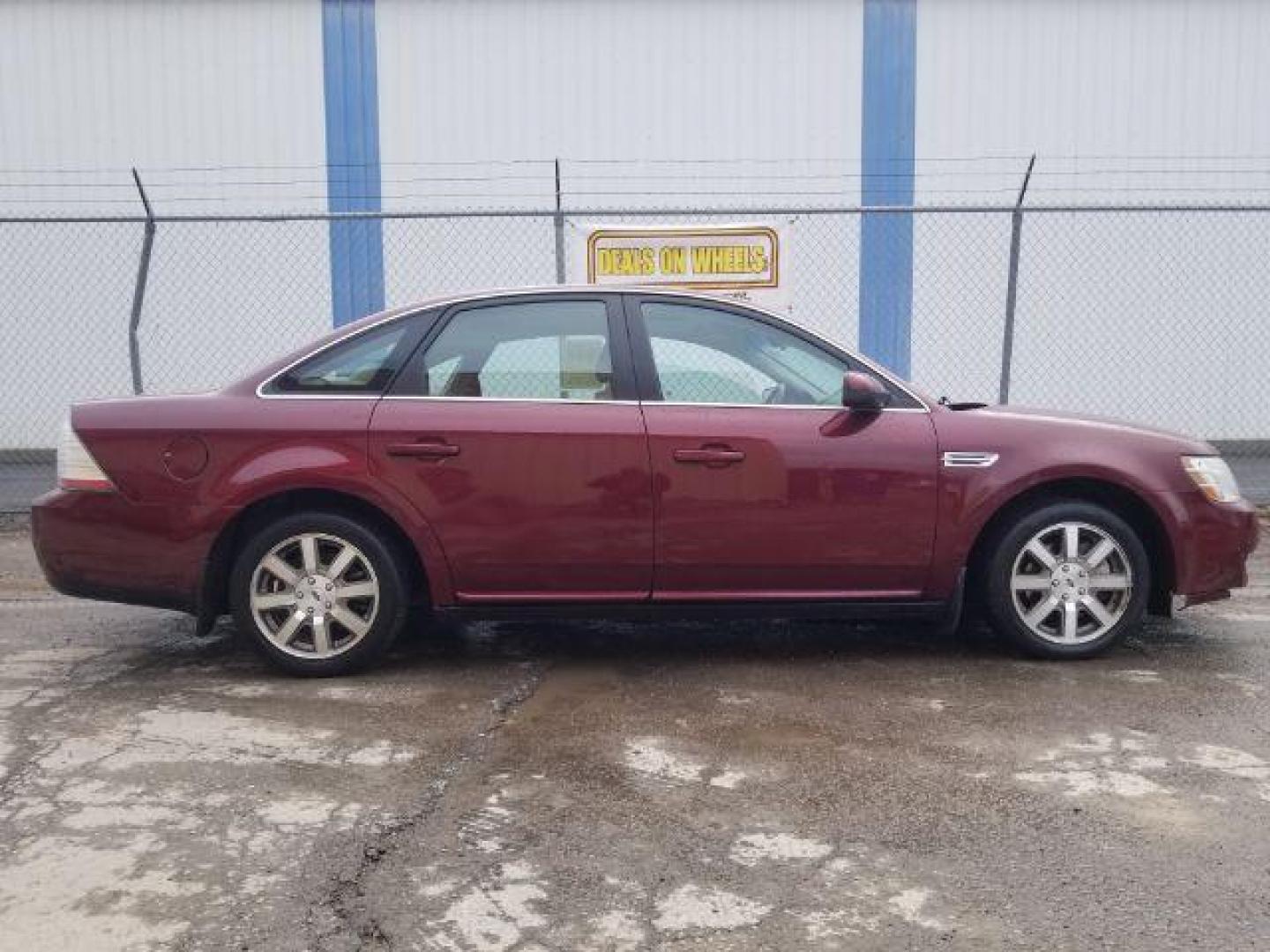 2008 Ford Taurus SEL (1FAHP24W28G) with an Duratec 3.5L V-6 DOHC engine, located at 601 E. Idaho St., Kalispell, MT, 59901, 0.000000, 0.000000 - Photo#3