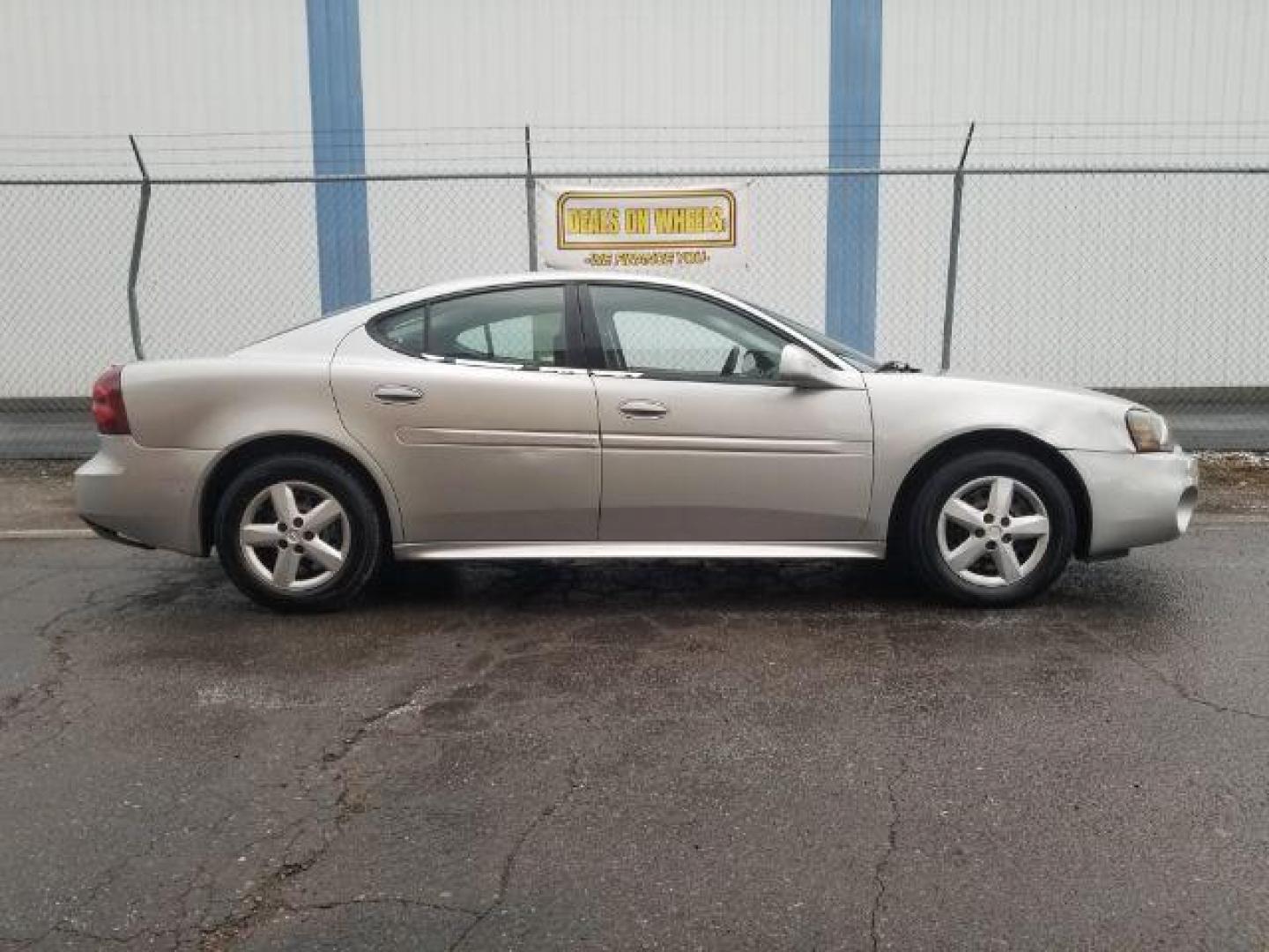 2008 Pontiac Grand Prix Sedan (2G2WP552381) with an 3.8L V6 OHV 12V engine, 4-Speed Automatic transmission, located at 4801 10th Ave S,, Great Falls, MT, 59405, 0.000000, 0.000000 - Photo#4