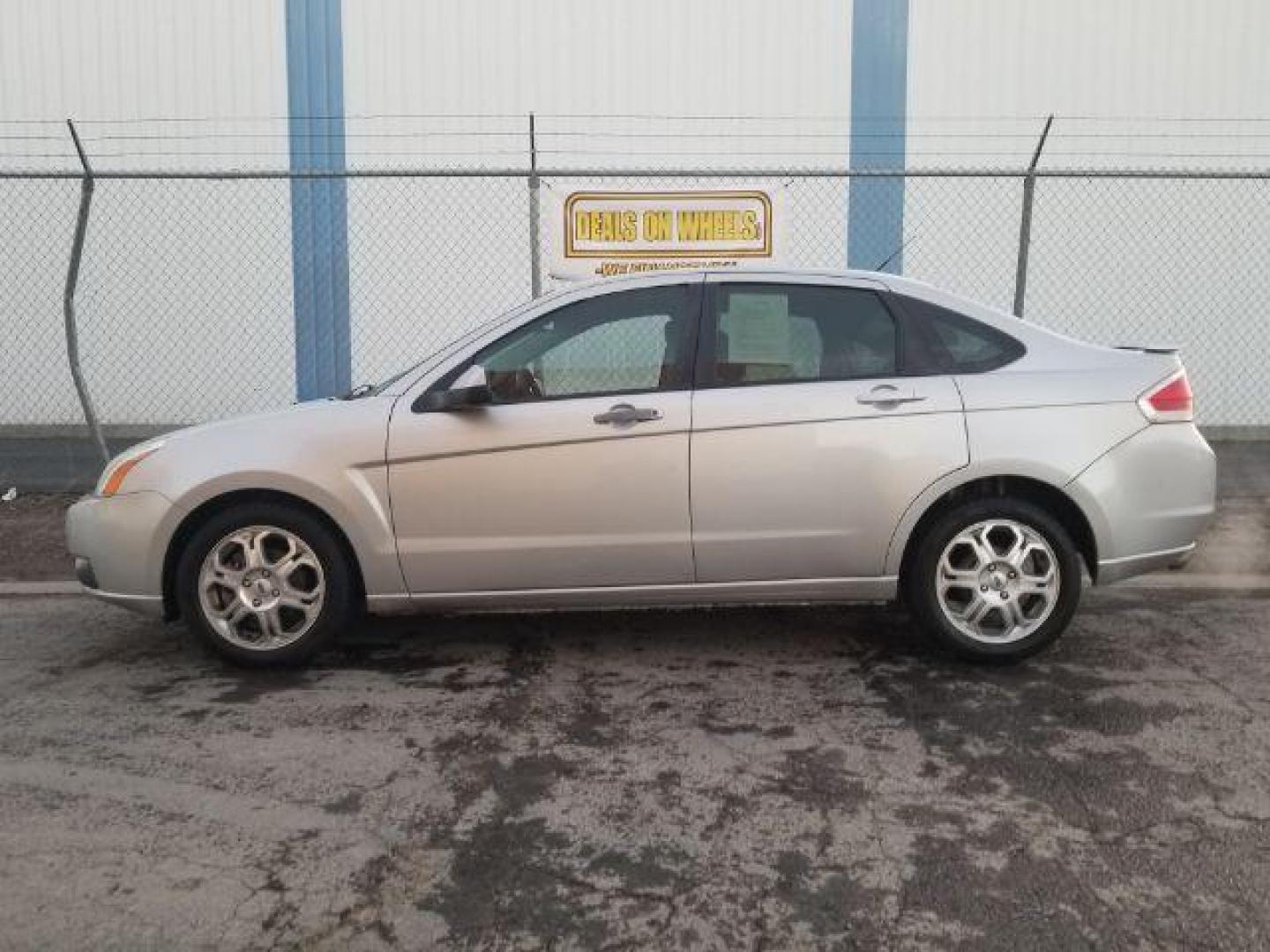 2009 Ford Focus SES Sedan (1FAHP36N99W) with an 2.0L L4 DOHC 16V engine, located at 1800 West Broadway, Missoula, 59808, (406) 543-1986, 46.881348, -114.023628 - Photo#6