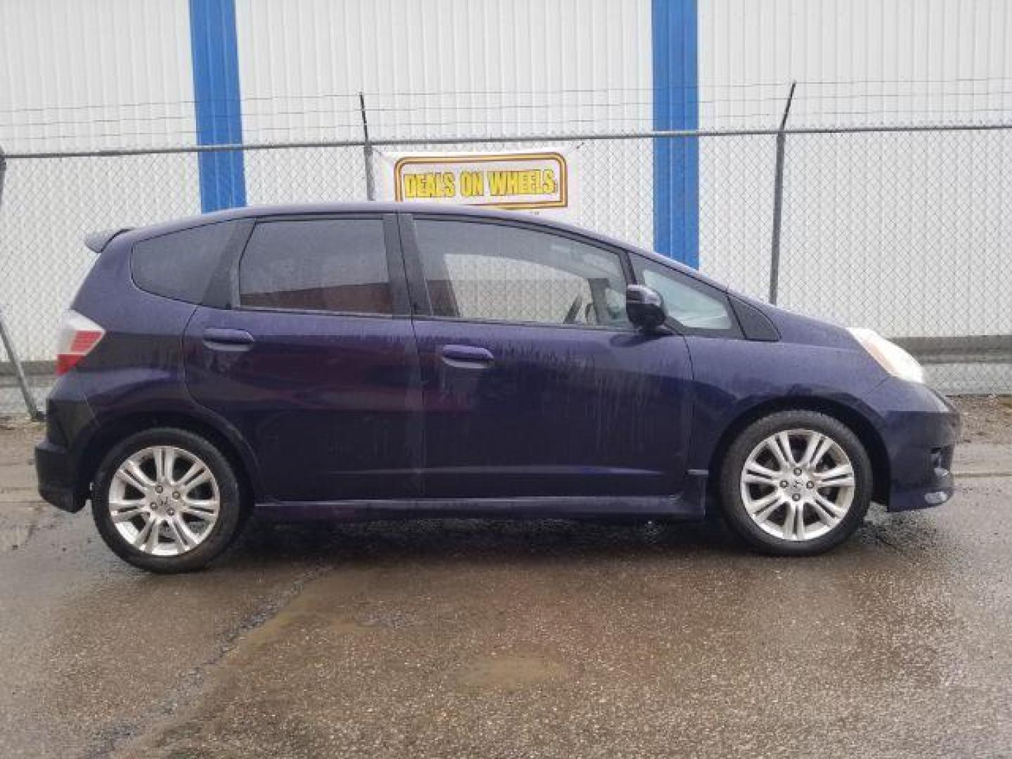 2009 Honda Fit Sport (JHMGE88439S) with an 1.5L I-4 i-VTEC variable valve control engine, located at 601 E. Idaho St., Kalispell, MT, 59901, 0.000000, 0.000000 - Photo#3