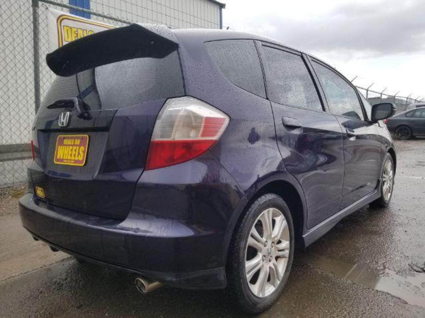 2009 Honda Fit Sport (JHMGE88439S) with an 1.5L I-4 i-VTEC variable valve control engine, located at 601 E. Idaho St., Kalispell, MT, 59901, 0.000000, 0.000000 - Photo#4