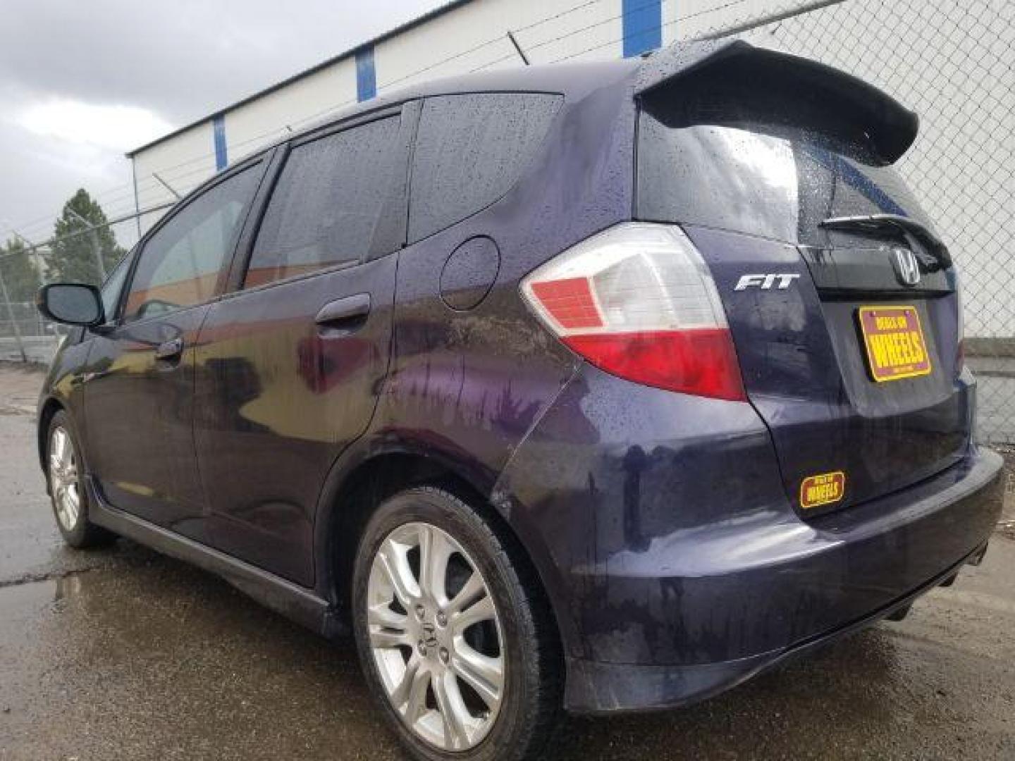 2009 Honda Fit Sport (JHMGE88439S) with an 1.5L I-4 i-VTEC variable valve control engine, located at 601 E. Idaho St., Kalispell, MT, 59901, 0.000000, 0.000000 - Photo#5