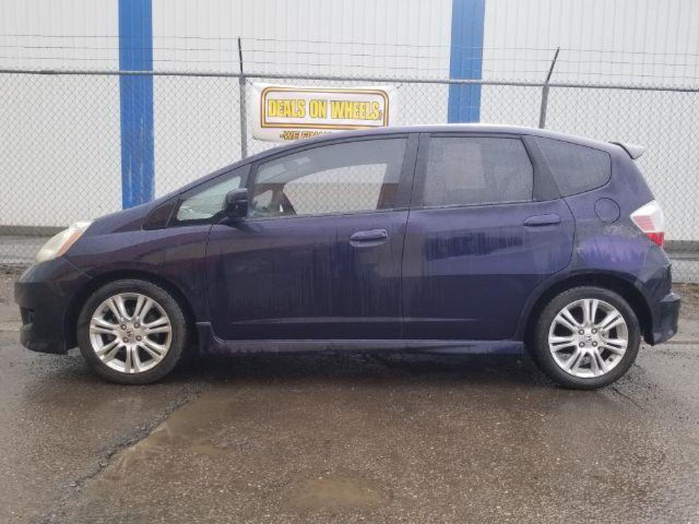 2009 Honda Fit Sport (JHMGE88439S) with an 1.5L I-4 i-VTEC variable valve control engine, located at 601 E. Idaho St., Kalispell, MT, 59901, 0.000000, 0.000000 - Photo#6