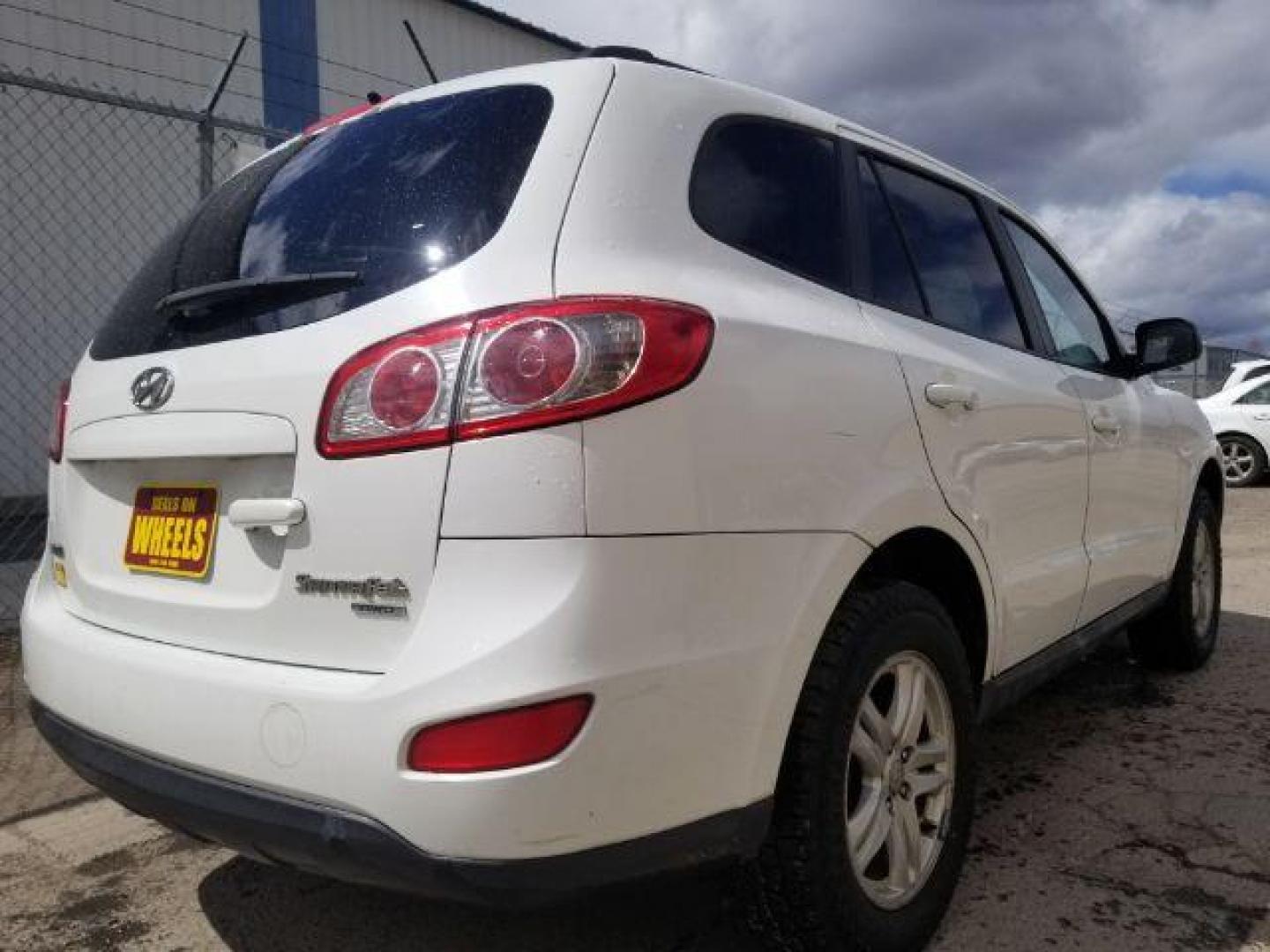 2010 Hyundai Santa Fe GLS (5NMSGDAB0AH) with an 2.4L I-4 DOHC engine, located at 1821 N Montana Ave., Helena, MT, 59601, (406) 422-1031, 0.000000, 0.000000 - Photo#4