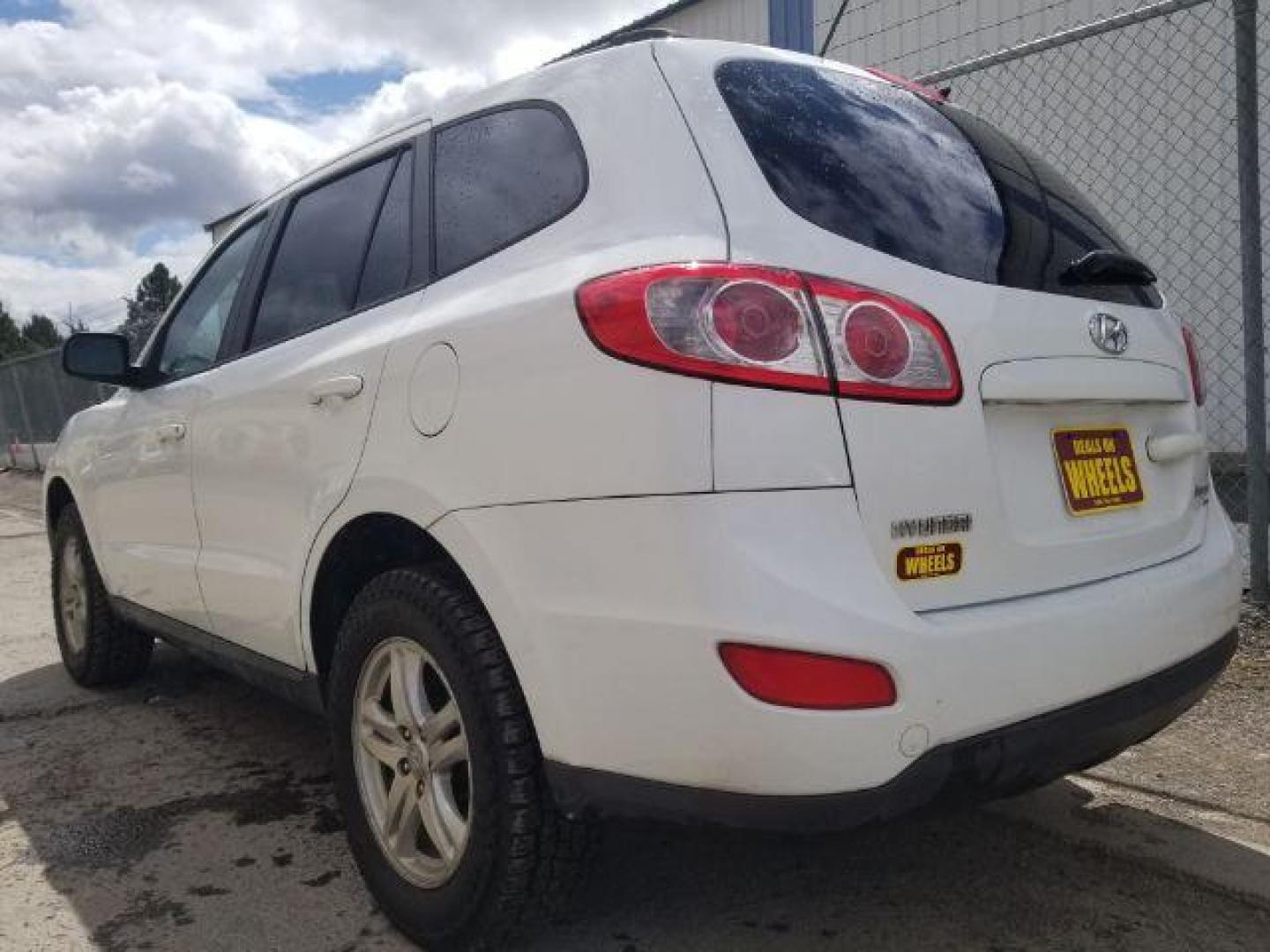 2010 Hyundai Santa Fe GLS (5NMSGDAB0AH) with an 2.4L I-4 DOHC engine, located at 1821 N Montana Ave., Helena, MT, 59601, (406) 422-1031, 0.000000, 0.000000 - Photo#5