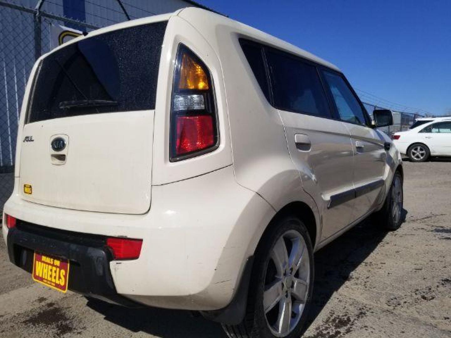 2010 Kia Soul ! (KNDJT2A29A7) with an 2L I-4 DOHC engine, located at 601 E. Idaho St., Kalispell, MT, 59901, 0.000000, 0.000000 - Photo#4