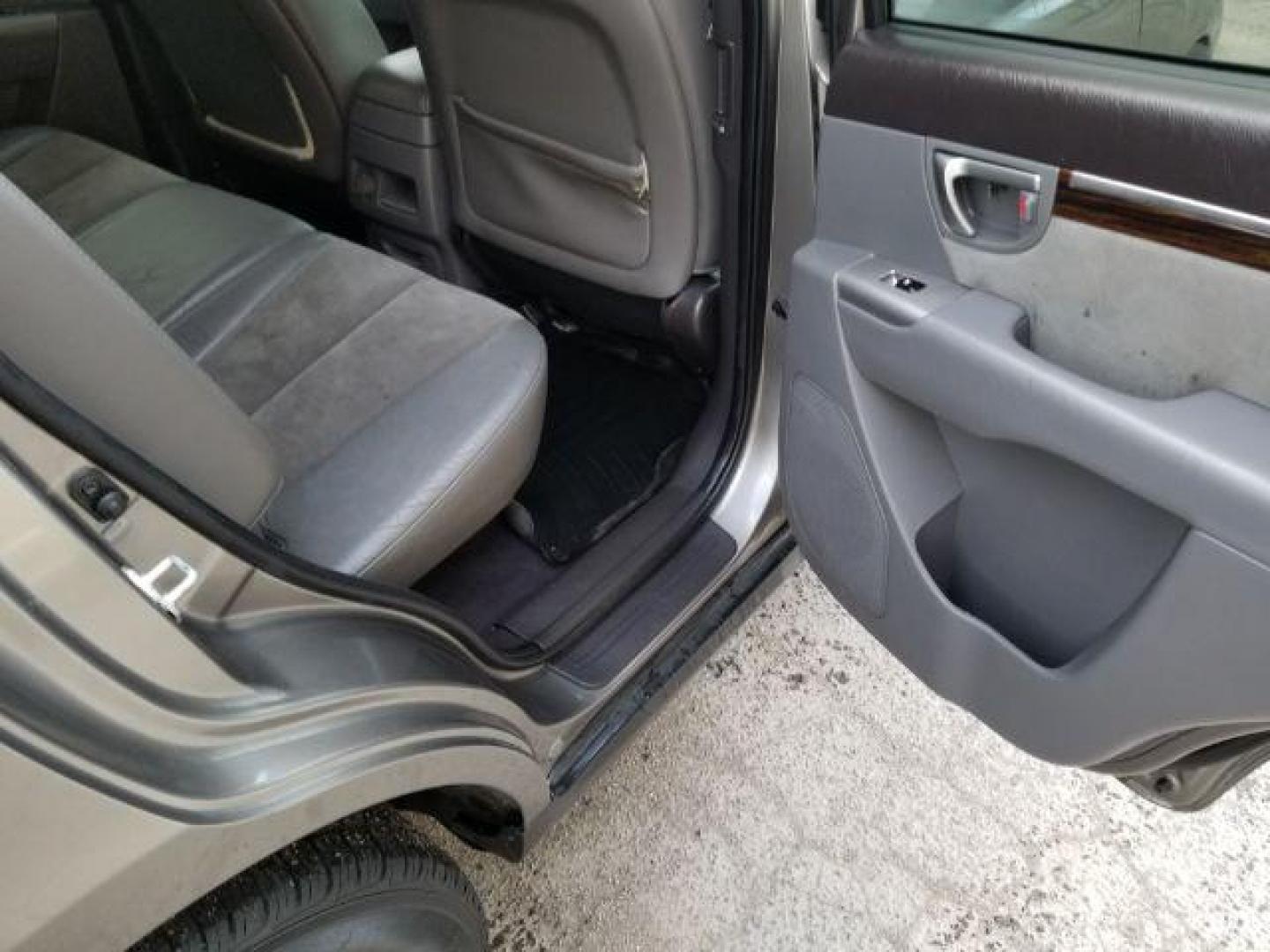 2012 Hyundai Santa Fe SE 3.5 4WD (5XYZHDAG9CG) with an 3.5L V6 DOHC 24V engine, 6-Speed Automatic transmission, located at 601 E. Idaho St., Kalispell, MT, 59901, 0.000000, 0.000000 - Photo#9