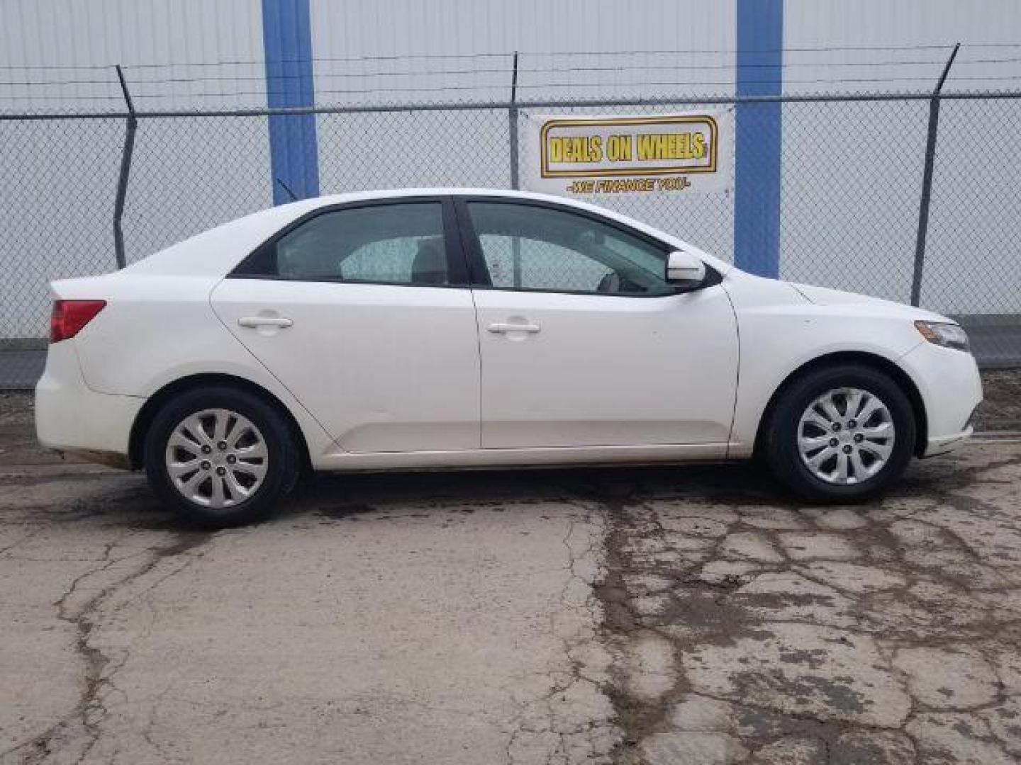 2013 Kia Forte EX (KNAFU4A26D5) with an 2L I-4 DOHC engine, located at 4801 10th Ave S,, Great Falls, MT, 59405, 0.000000, 0.000000 - Photo#3