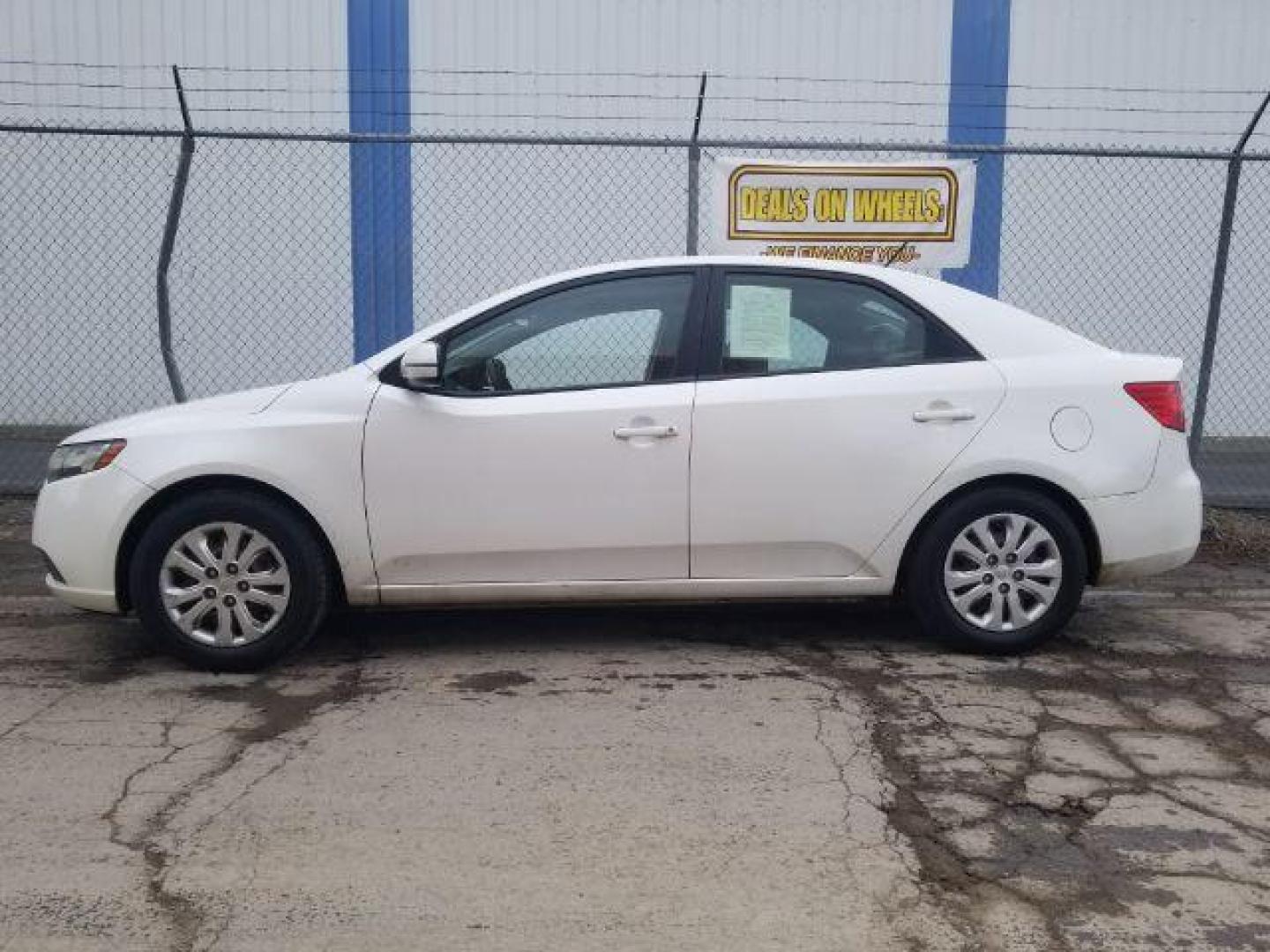 2013 Kia Forte EX (KNAFU4A26D5) with an 2L I-4 DOHC engine, located at 4801 10th Ave S,, Great Falls, MT, 59405, 0.000000, 0.000000 - Photo#6