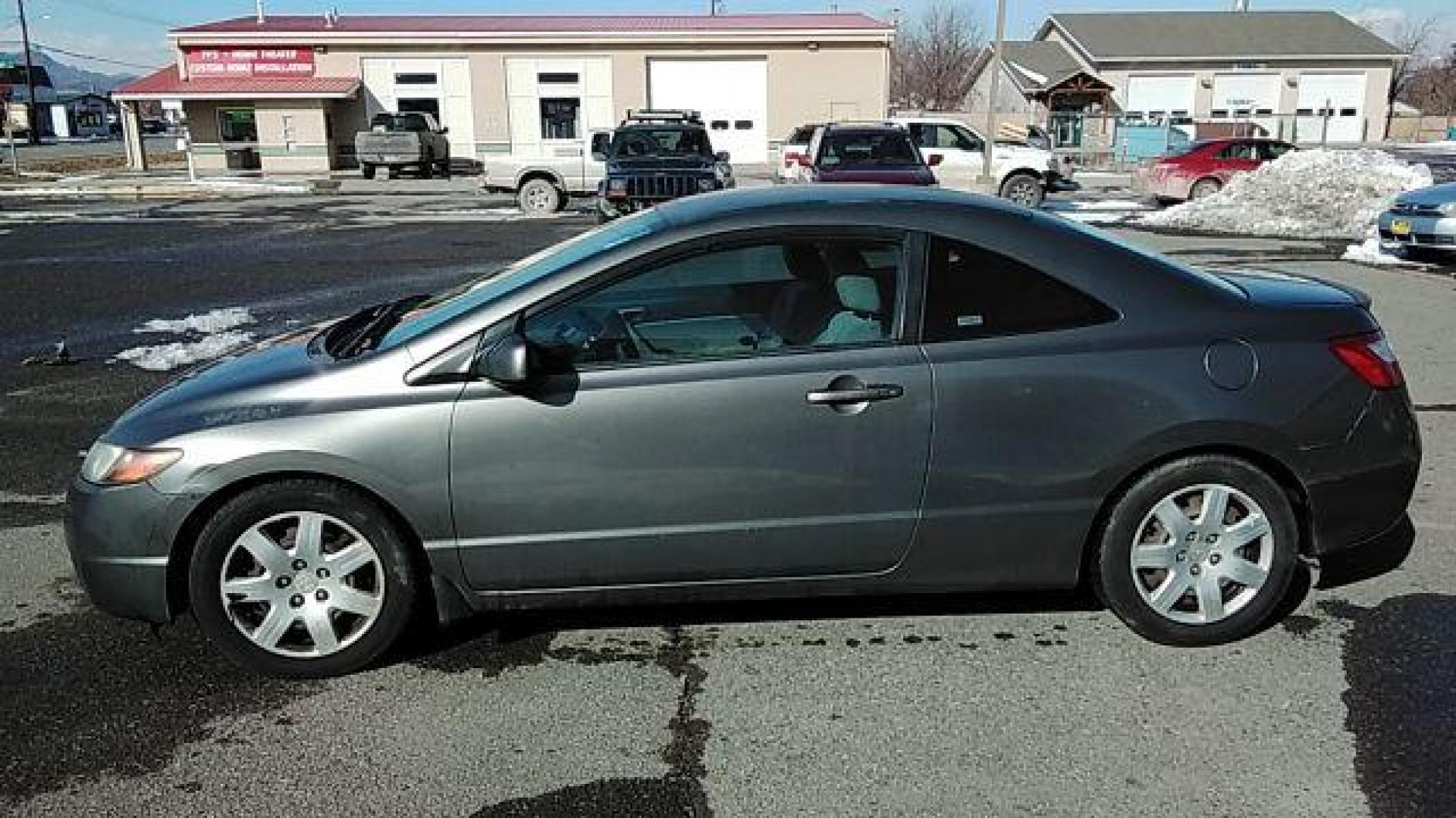 2007 Honda Civic LX Coupe AT (2HGFG12697H) with an 1.8L L4 SOHC 16V engine, 5-Speed Automatic transmission, located at 1821 N Montana Ave, Helena, MT, 59601, (406) 543-1986, 46.603153, -112.020531 - Photo #4