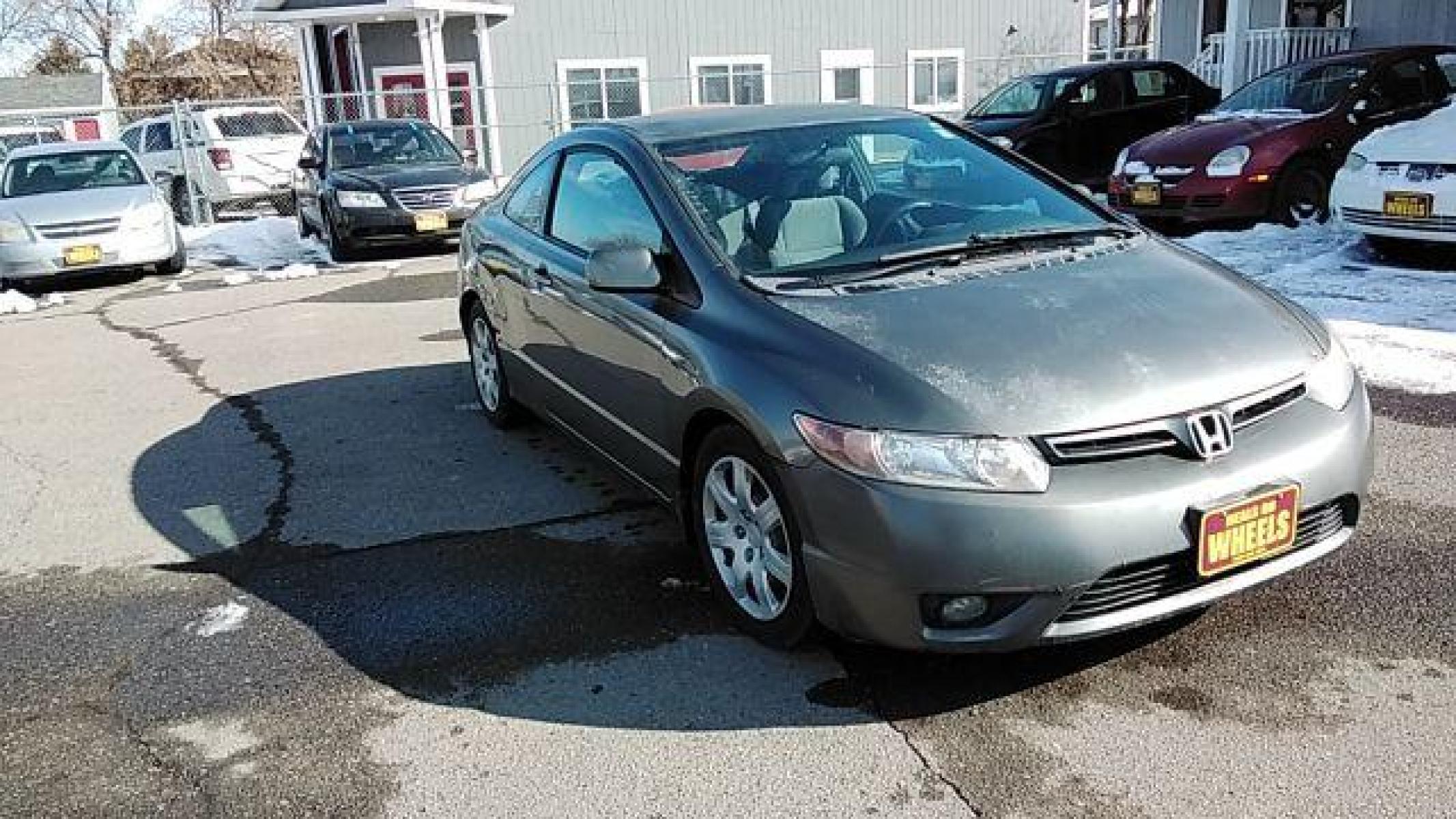 2007 Honda Civic LX Coupe AT (2HGFG12697H) with an 1.8L L4 SOHC 16V engine, 5-Speed Automatic transmission, located at 1821 N Montana Ave, Helena, MT, 59601, (406) 543-1986, 46.603153, -112.020531 - Photo #7