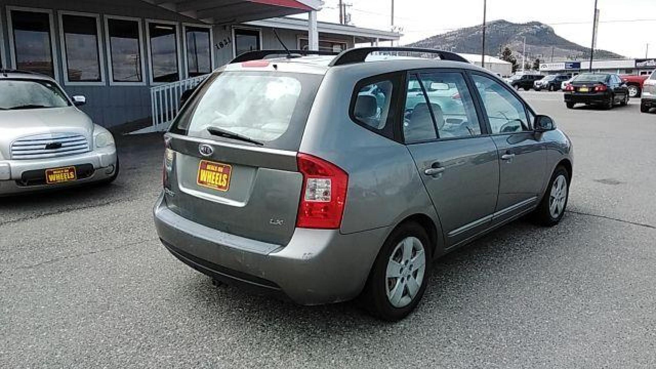 2009 Kia Rondo LX (KNAFG529897) with an 2.4L L4 DOHC 16V engine, 4-Speed Automatic transmission, located at 1821 N Montana Ave, Helena, MT, 59601, (406) 422-1031, 46.603447, -112.022781 - Photo #4