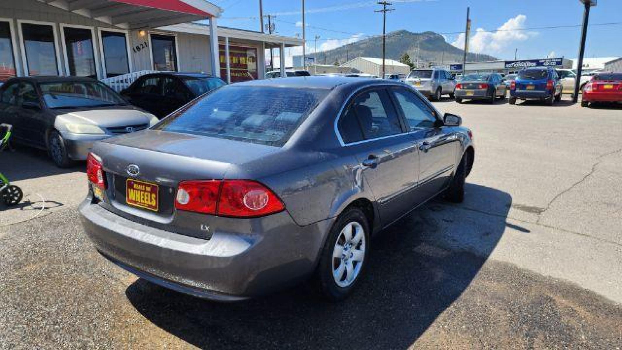 2007 Kia Optima EX (KNAGE123375) with an 2.4L L4 DOHC 16V engine, 4-Speed Automatic transmission, located at 1821 N Montana Ave, Helena, MT, 59601, (406) 422-1031, 46.603447, -112.022781 - Photo #4