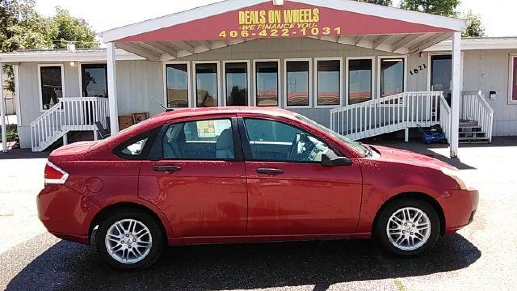 2009 Ford Focus SE Sedan (1FAHP35N39W) with an 2.0L L4 DOHC 16V engine, located at 1821 N Montana Ave, Helena, MT, 59601, (406) 422-1031, 46.603447, -112.022781 - Photo #3