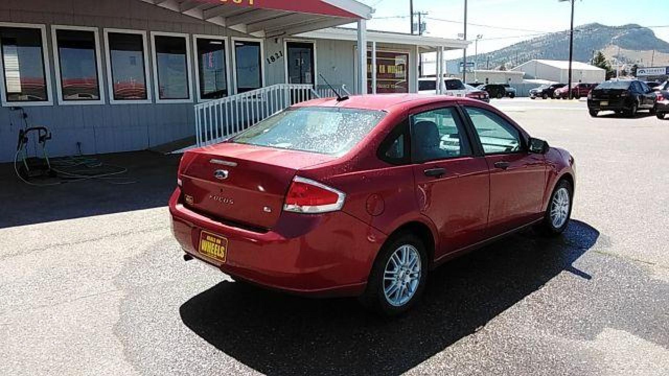 2009 Ford Focus SE Sedan (1FAHP35N39W) with an 2.0L L4 DOHC 16V engine, located at 1821 N Montana Ave, Helena, MT, 59601, (406) 422-1031, 46.603447, -112.022781 - Photo #4