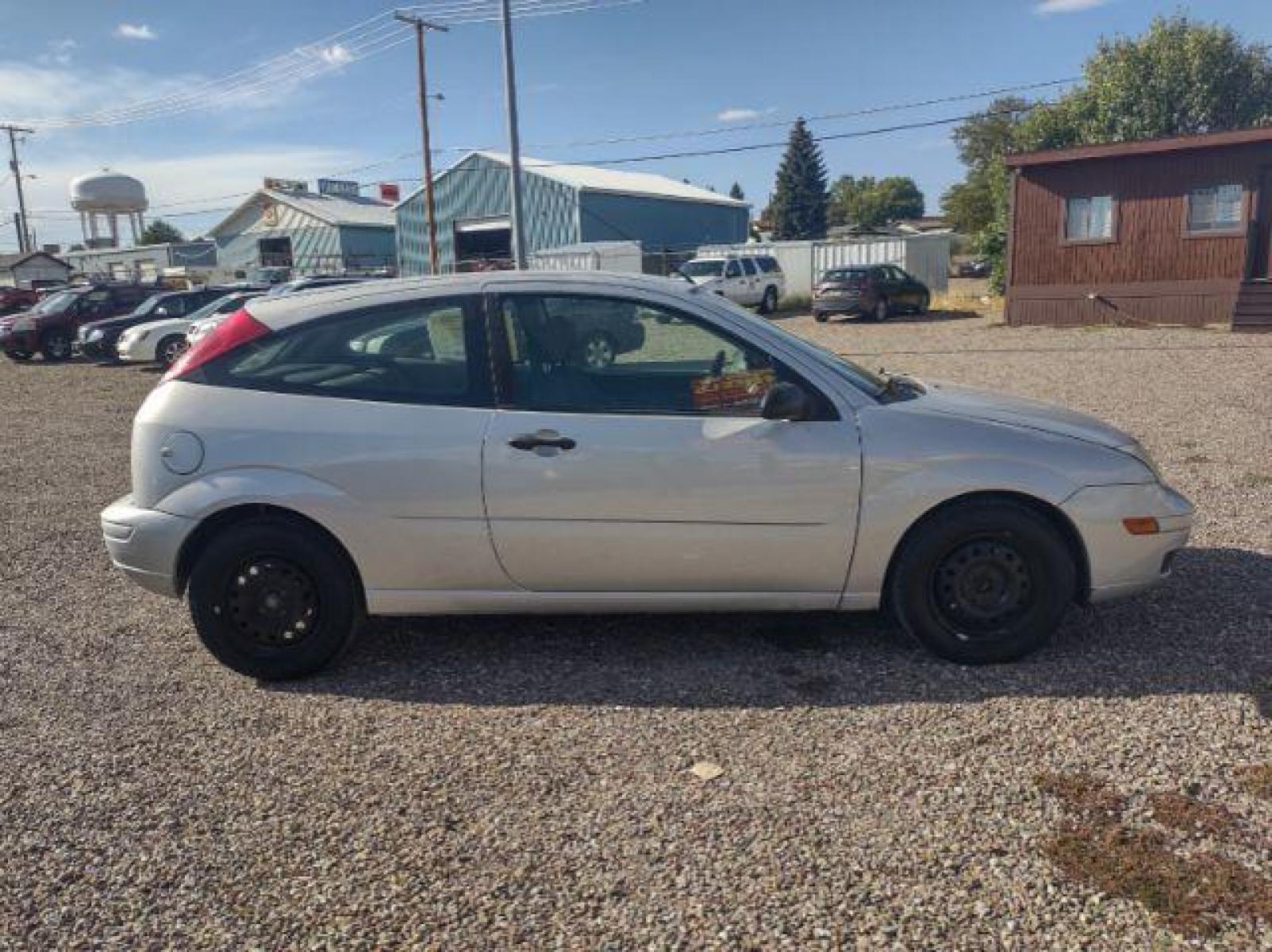 2005 Ford Focus ZX3 SE (3FAFP31N95R) with an 2.0L L4 DOHC 16V engine, located at 4801 10th Ave S,, Great Falls, MT, 59405, (406) 564-1505, 47.494347, -111.232239 - Photo #5